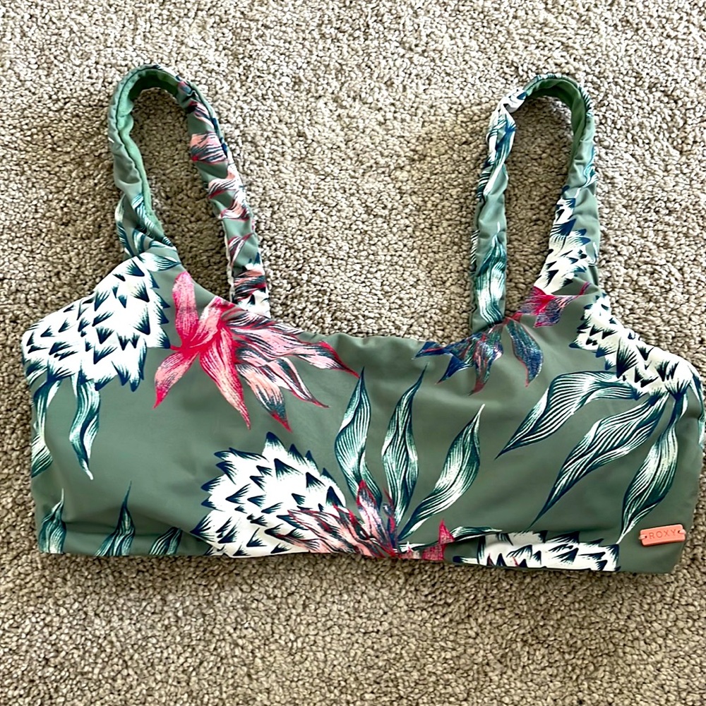 Roxy floral bikini top. Size M